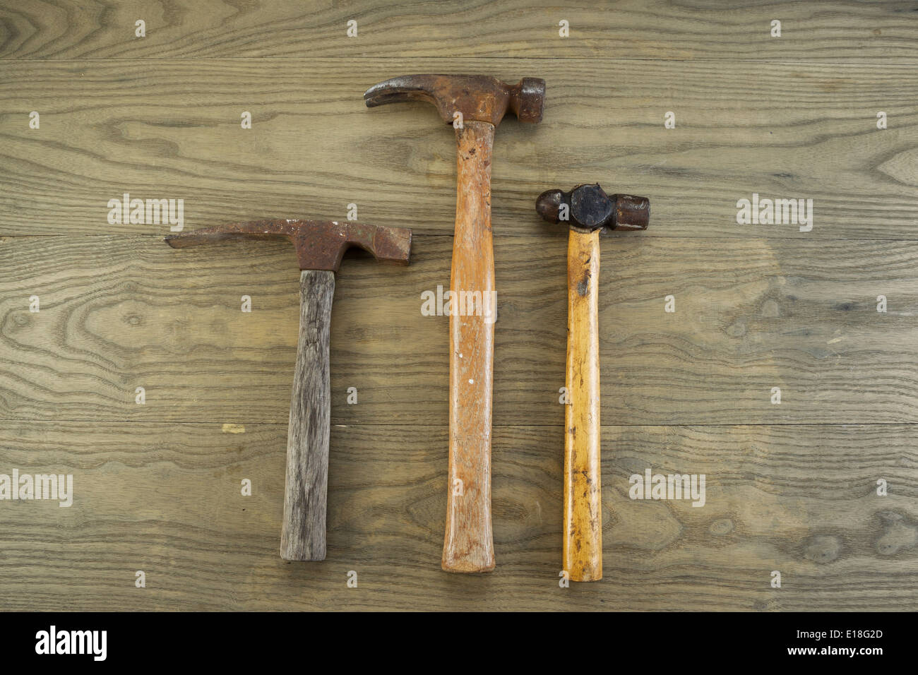 Foto orizzontale della vecchia muratura, griffa e penna a sfera martelli su legno invecchiato Foto Stock