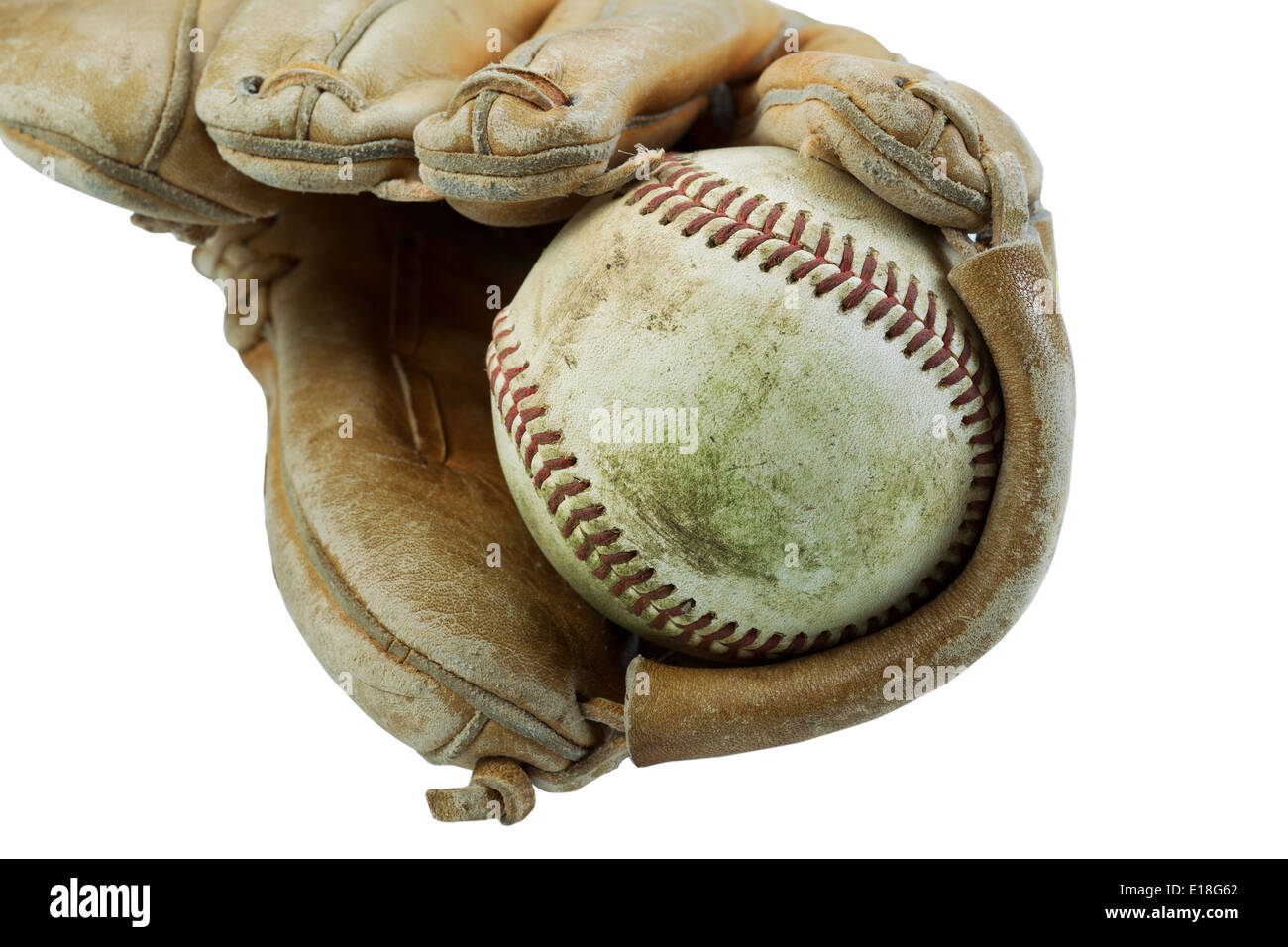 Closeup foto orizzontale di un vecchio dirty baseball all'interno di un usato pesantemente guanto isolato su bianco Foto Stock