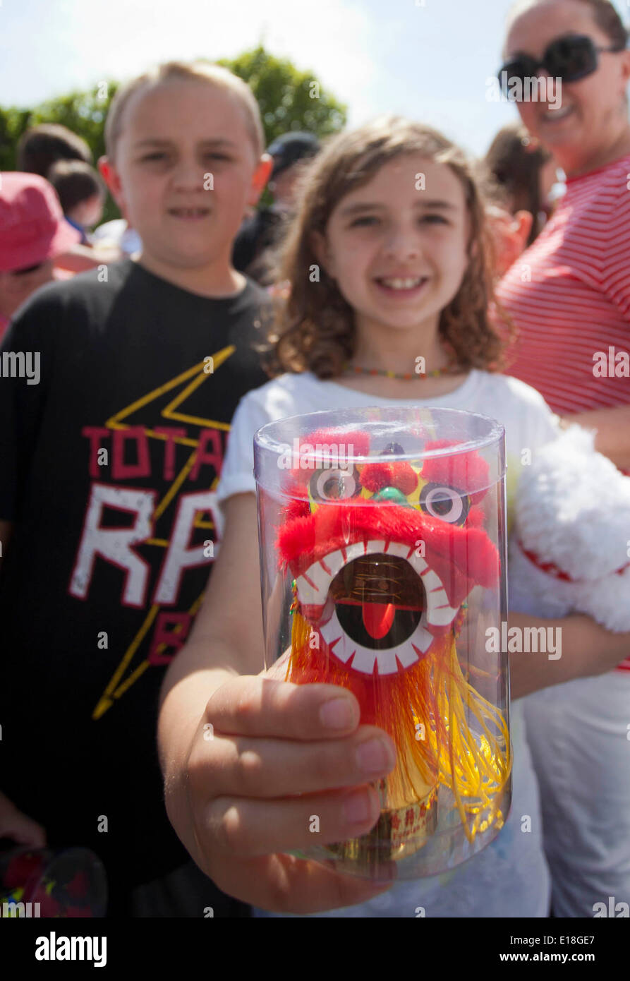 Toronto, Canada. 26 Maggio, 2014. Una ragazza mostra il suo bobble-head balli cinesi lion ricevuto da parte cinese di Foshan Nanhai Huangfeihong Zhonglian Lion Dragon & Arte Marziale Associazione in Niagara Falls, Ontario, Canada, 26 maggio 2014. Credito: Zou Zheng/Xinhua/Alamy Live News Foto Stock