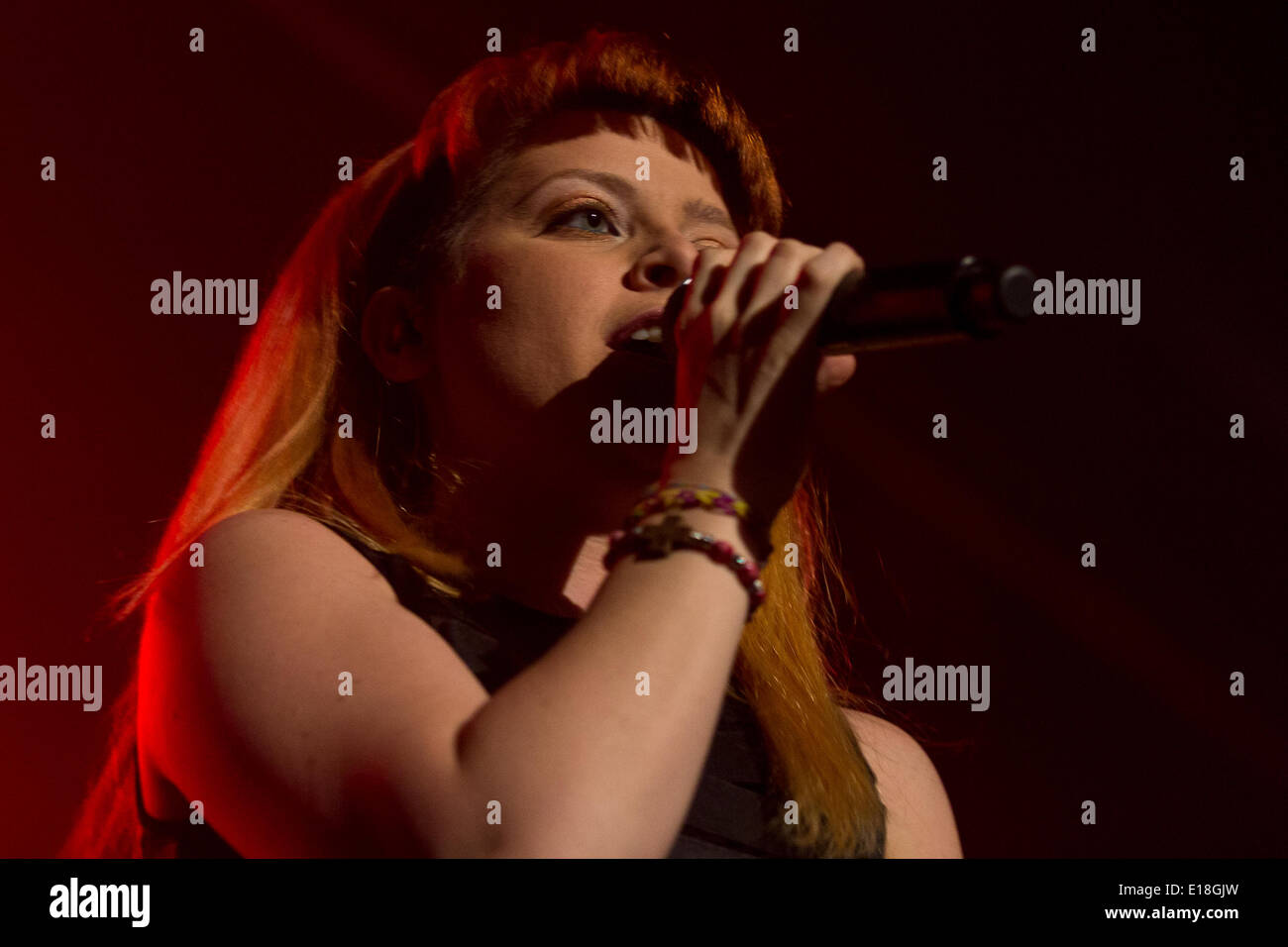 Torino, Italia. 26 Maggio, 2014. Noemi, cantante italiana, suona presso il Teatro Colosseo di Torino durante il 'Made in London Tour 2014'. Noemi (nato Veronica Scopelliti) è un italiano il cantante-cantautore. Nel 2013 divenne un pullman nella voce dell'Italia. Credito: Andrea Gattino/Pacific Press/Alamy Live News Foto Stock