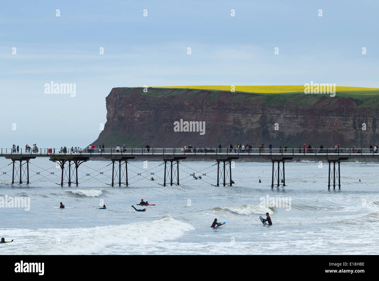 Surfers nelle vicinanze del Saltburn Pier. Saltburn dal mare, North Yorkshire, Inghilterra, Regno Unito Foto Stock