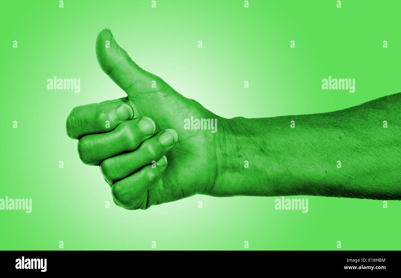 Vecchia donna con artrite dando il pollice in alto segno, pelle verde Foto Stock