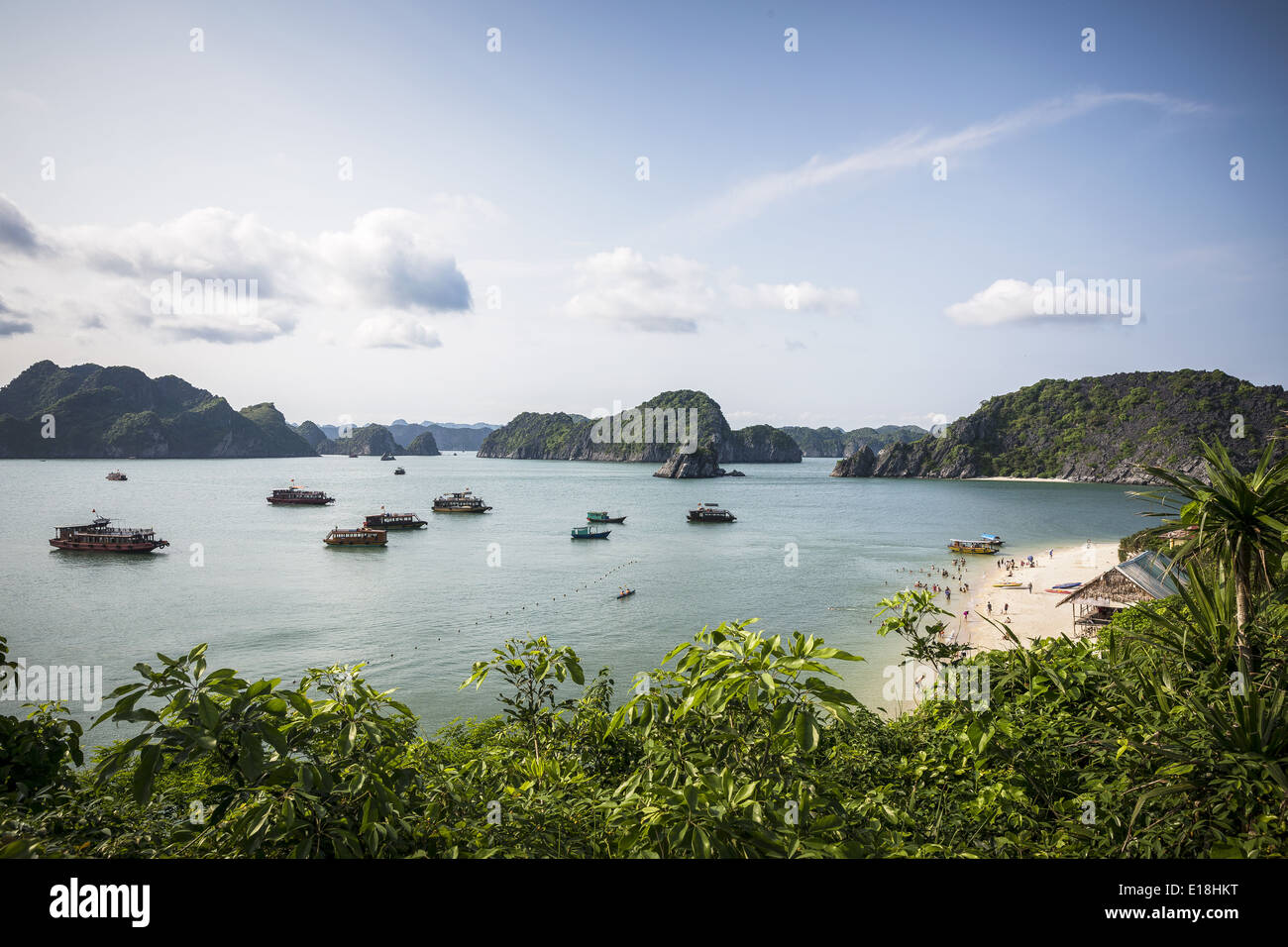 Diverse imbarcazioni che trasportano i turisti rimanere ancorata nei pressi della spiaggia di Monkey Island. Foto Stock