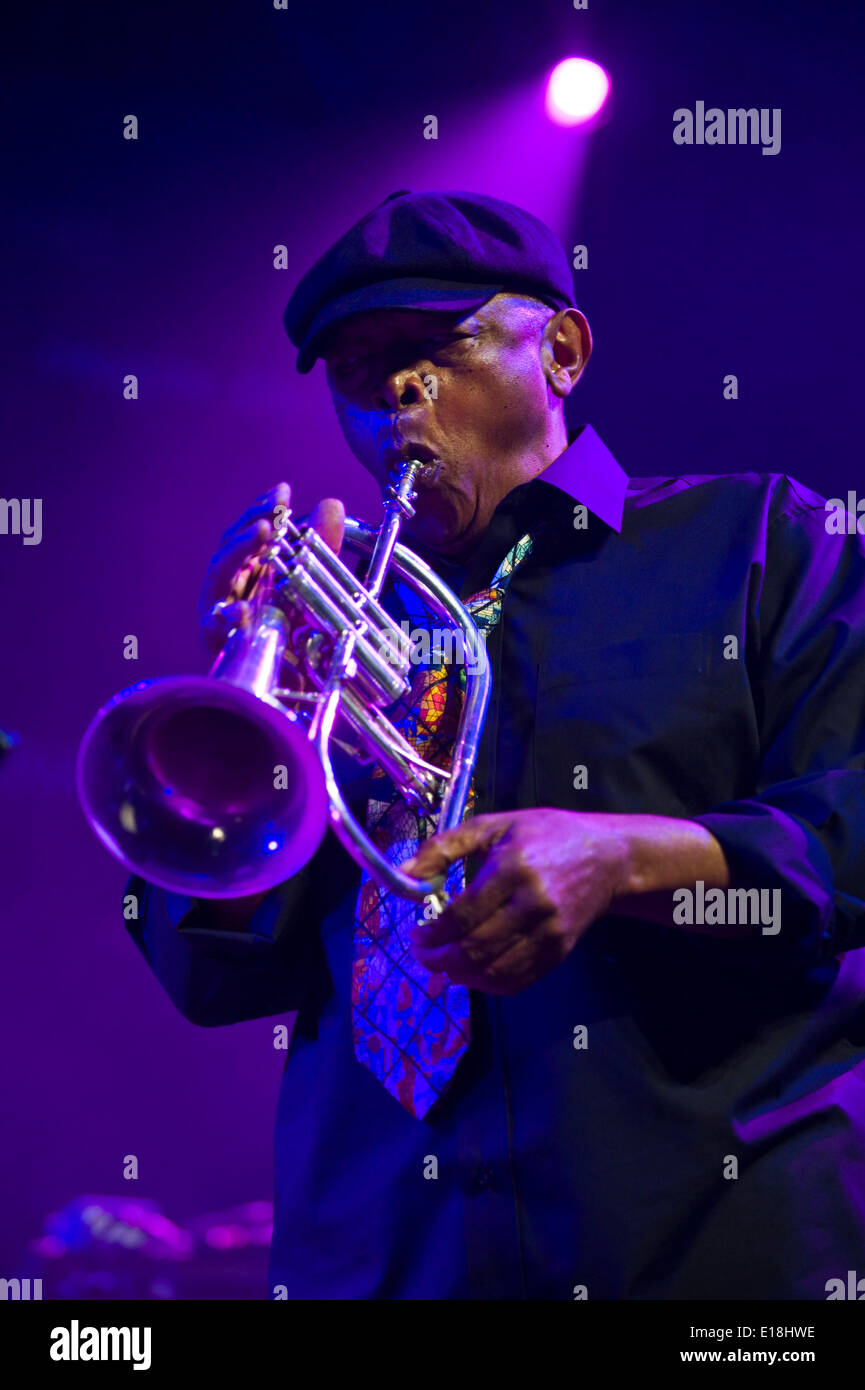Hugh Masekela, Sud Africa, la leggenda del jazz a giocare con la sua band a Hay Festival 2014 ©Jeff Morgan Foto Stock