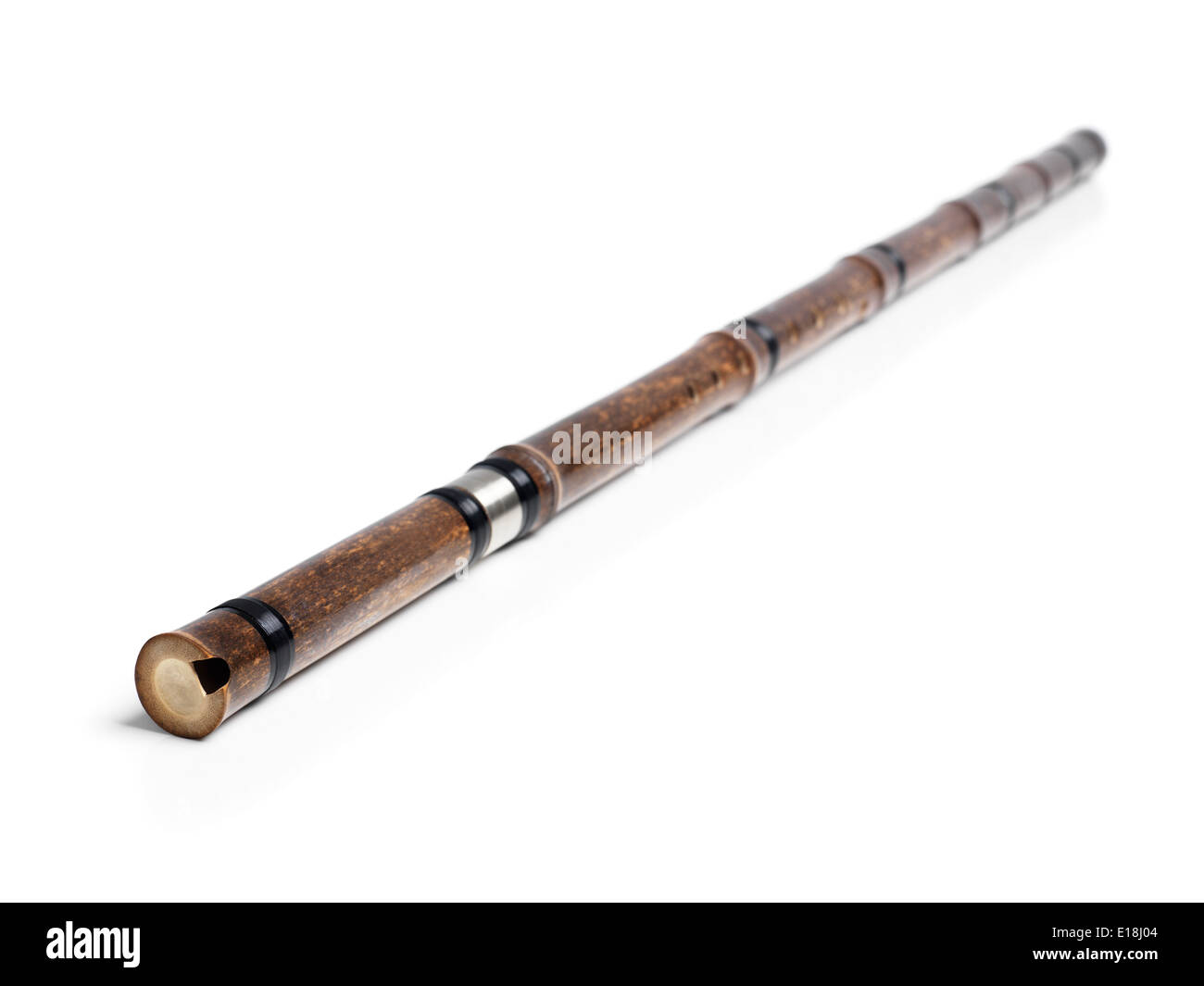 Xiao cinese estremità verticale-soffiato il flauto di bambù isolati su sfondo bianco Foto Stock