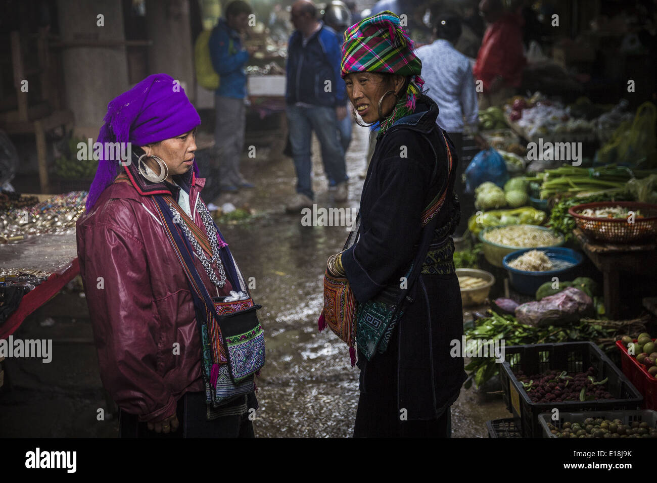 Due donne appartenenti alle H'MONGS gruppo etnico shopping le bancarelle del mercato di sapa Foto Stock