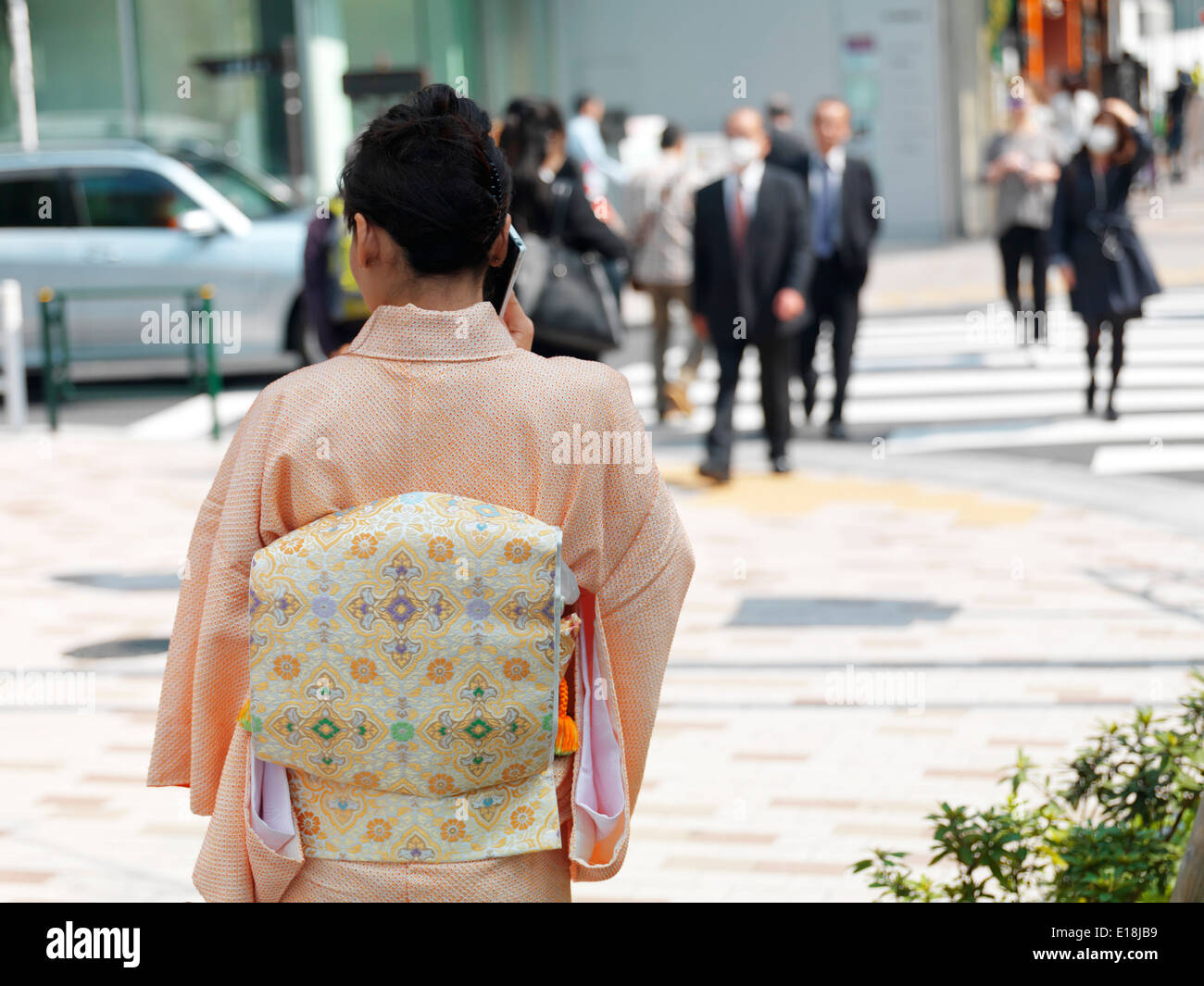 Donna Giapponese in kimono parlando al cellulare sulla strada di Tokyo, Giappone. Foto Stock