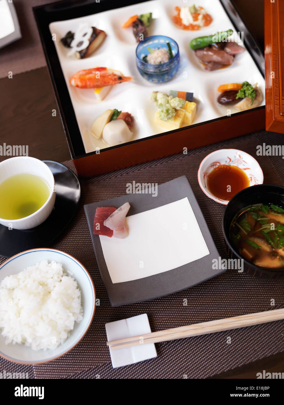 Pasto a un giapponese high-end ristorante di sushi. Ginza, Tokyo, Giappone. Foto Stock