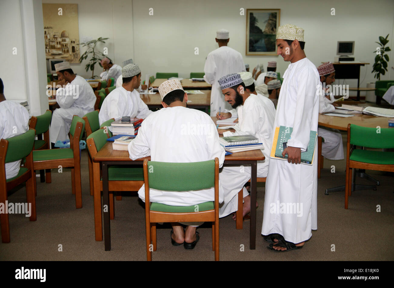 Gli studenti di sesso maschile nella libreria di Sultan Qaboos University Oman Foto Stock