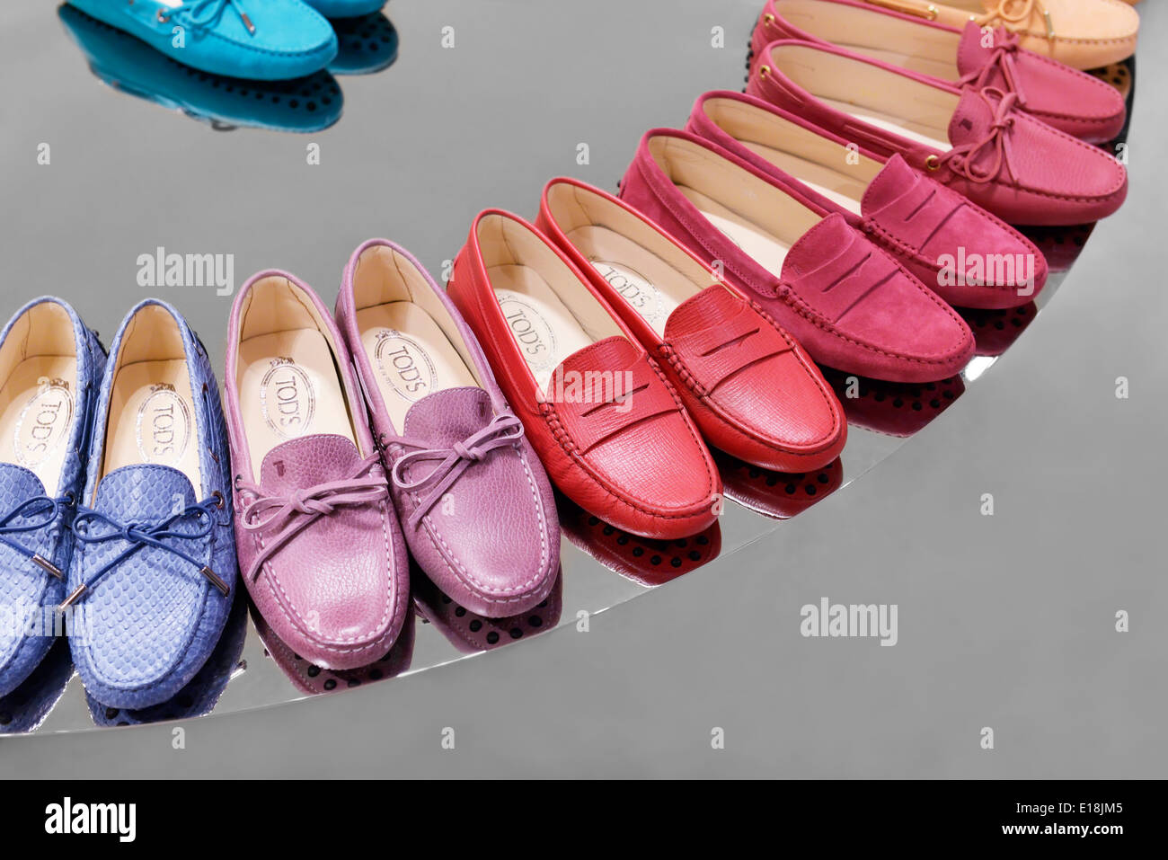 Colorato Tod's la guida mocassini scarpe donna su un display del negozio  Foto stock - Alamy