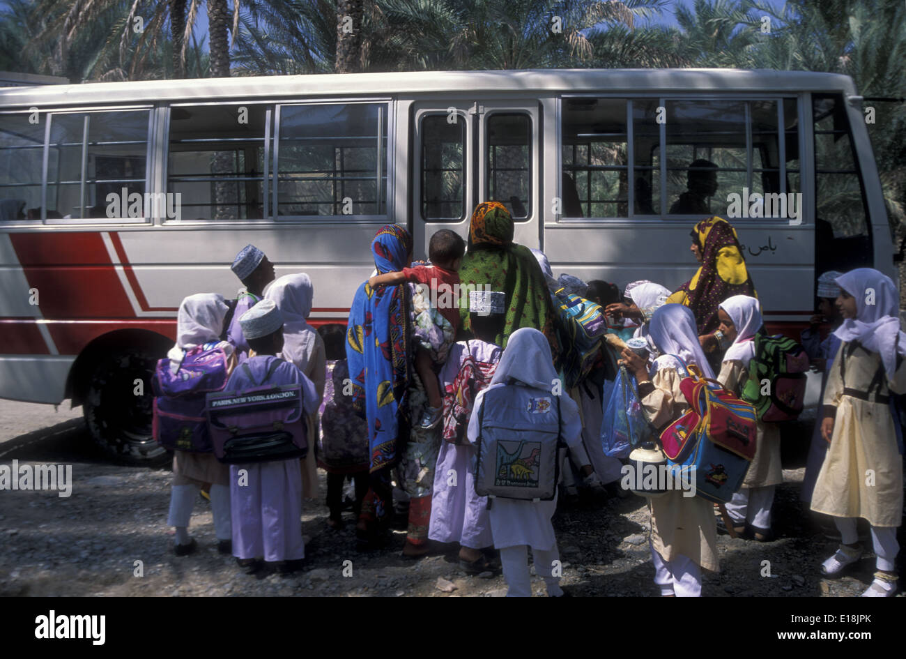 Bambini a bordo di un bus scolastico in Oman rurale Foto Stock