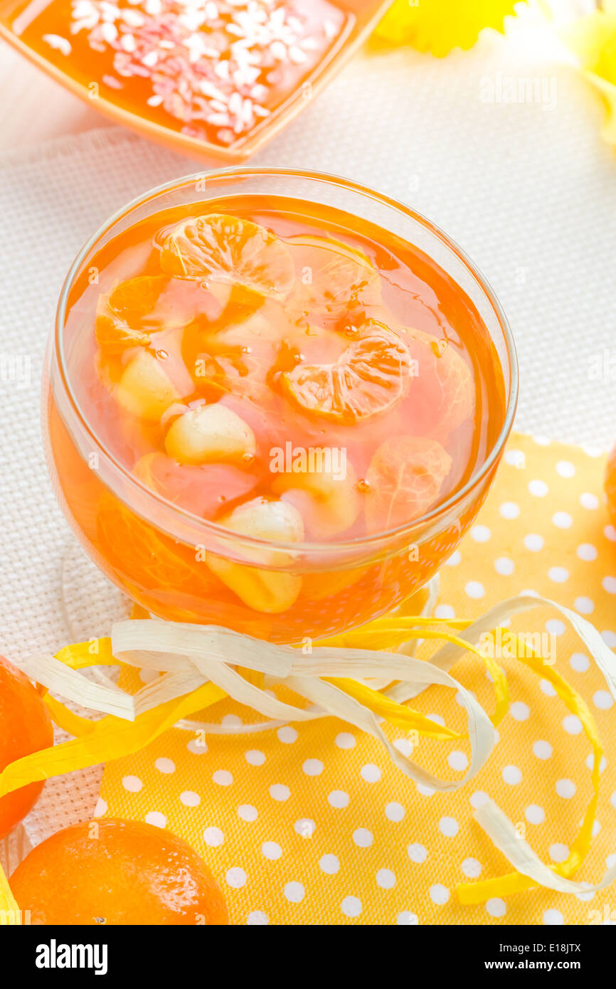 Gustosa gelatina di frutta con fette di arancia Foto Stock