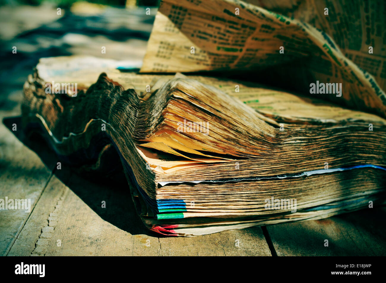 Primo piano di una weathered Phone book Foto Stock