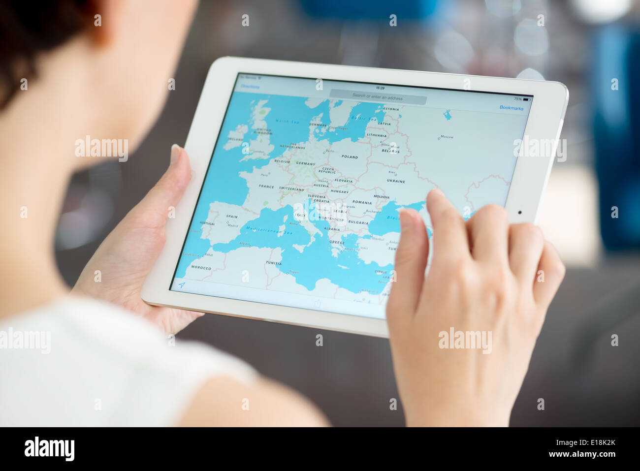 Donna che guarda sulla applicazione Google Maps su un marchio nuovo bianco Apple iPad aria Foto Stock