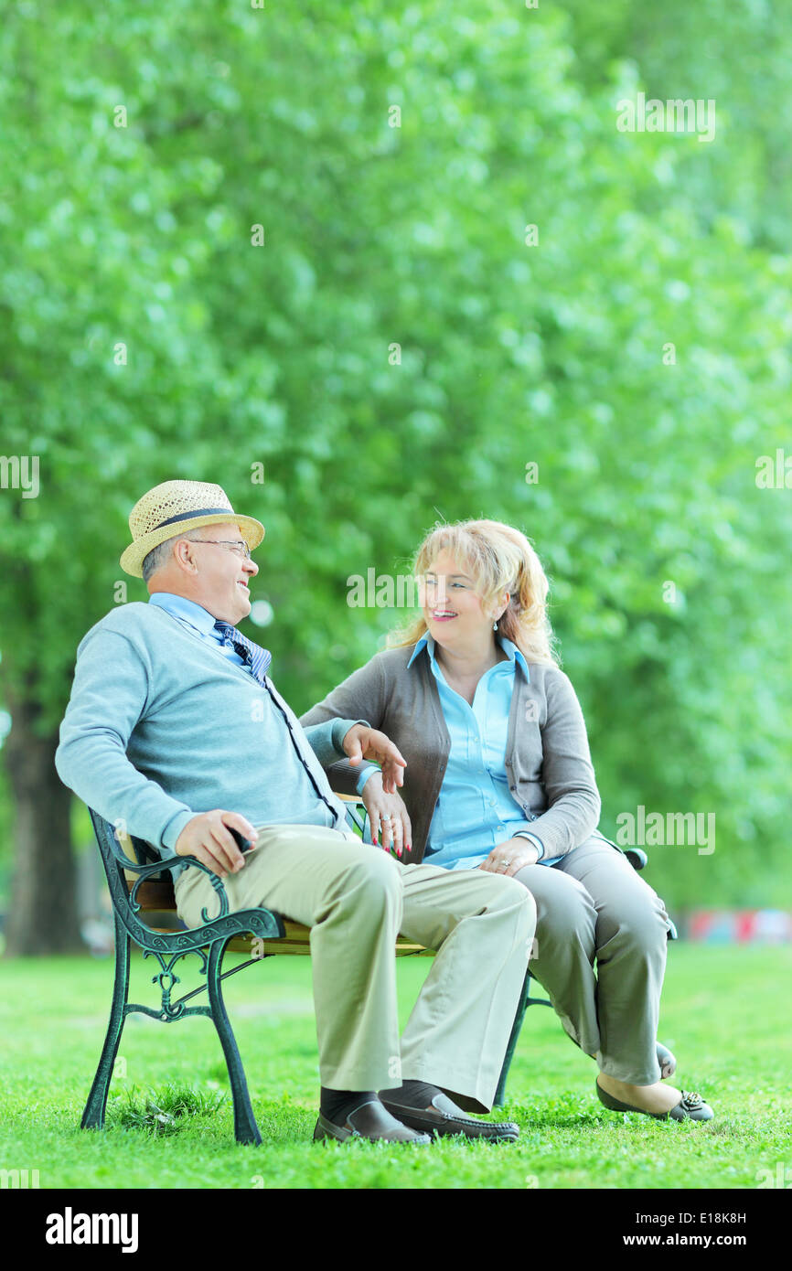 Coppia matura avente una conversazione all'aperto Foto Stock
