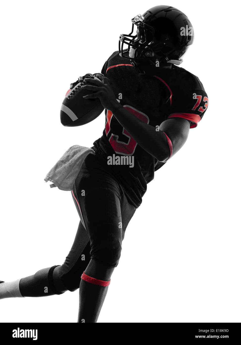 Un giocatore di football americano quarterback ritratto in silhouette ombra su sfondo bianco Foto Stock