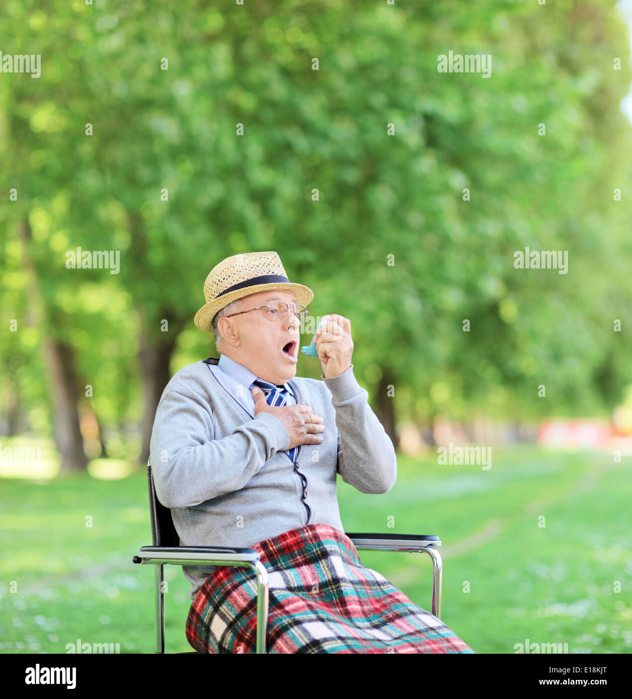 Senior uomo avente un attacco d' asma in posizione di parcheggio Foto Stock