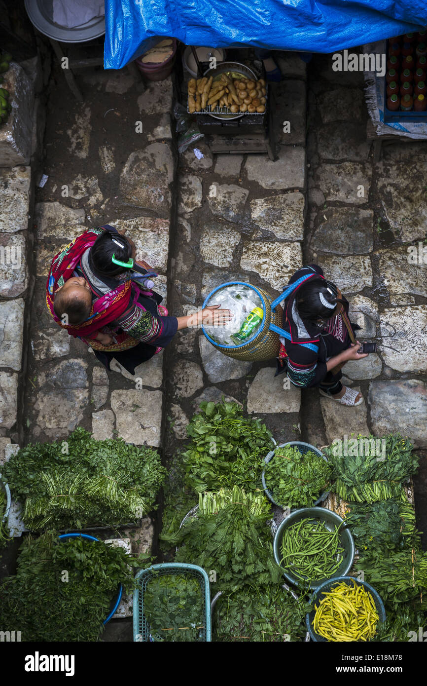Due donne appartenenti alle etnie H'MONGS venite con i loro cesti a Sapa mercato. Foto Stock