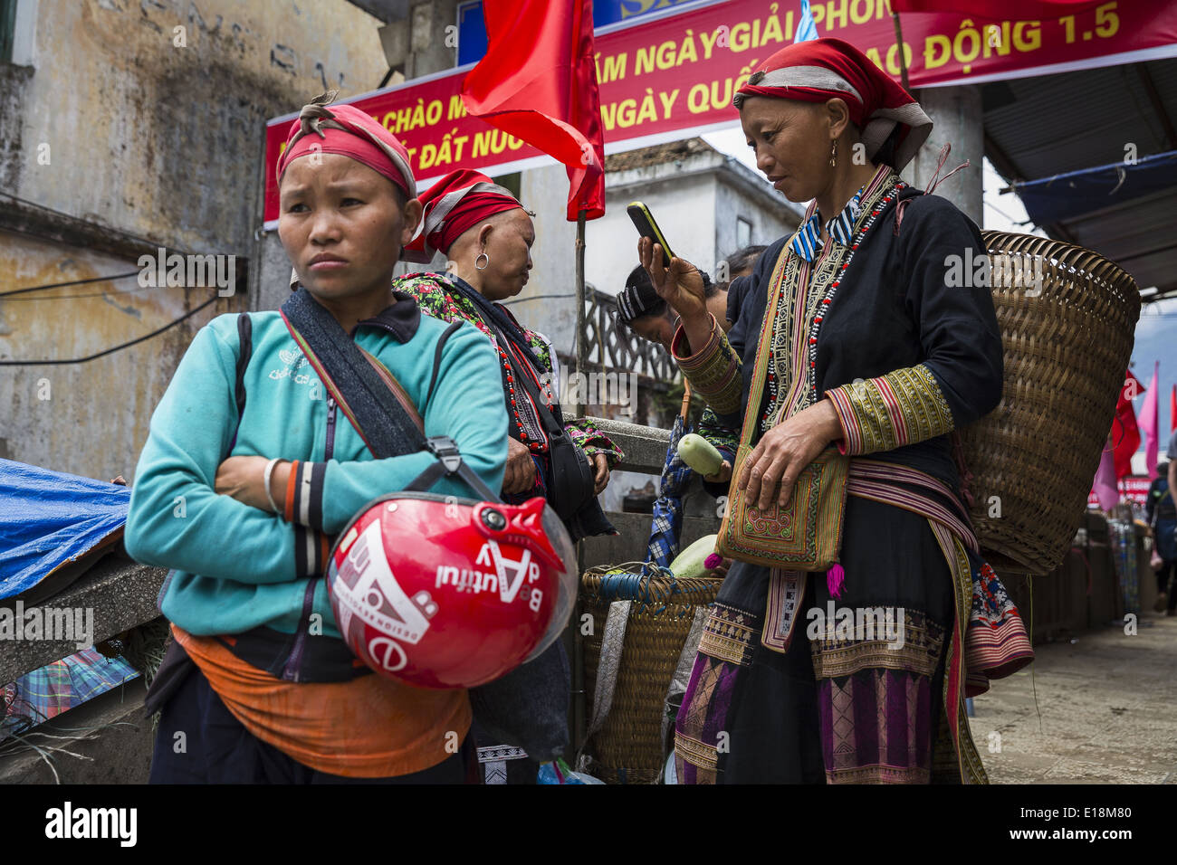 Un gruppo di donne appartenenti alle etnie Dzaos rosso, visitando la sapa mercato Foto Stock