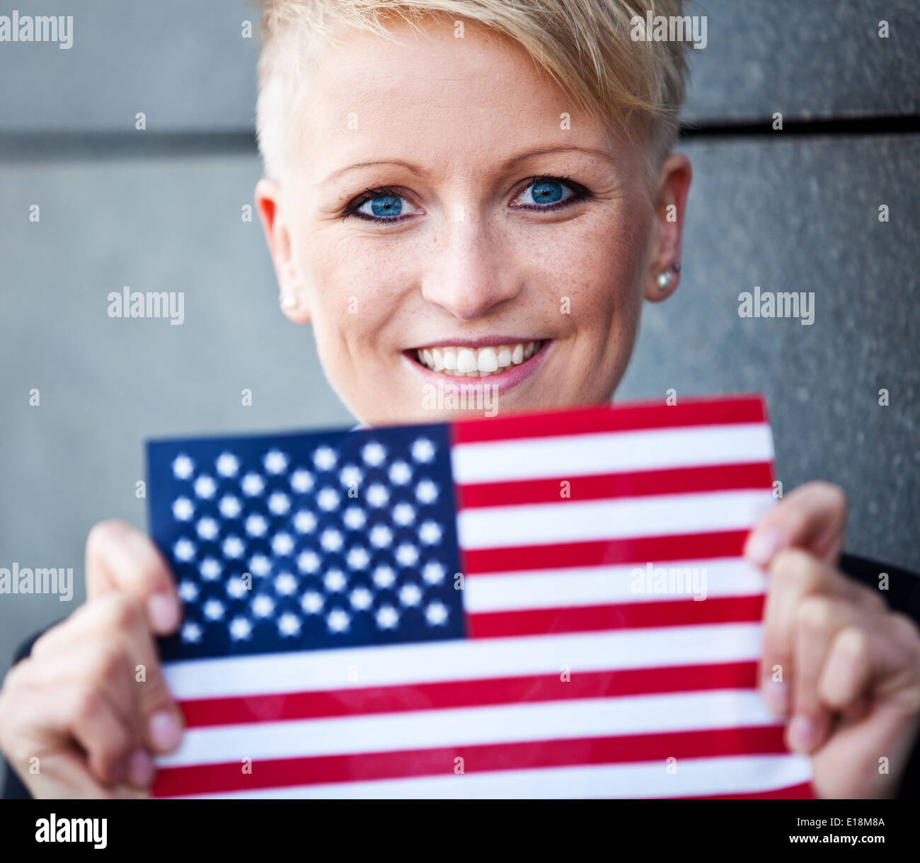 Donna attraente holding bandiera degli Stati Uniti d'America Foto Stock