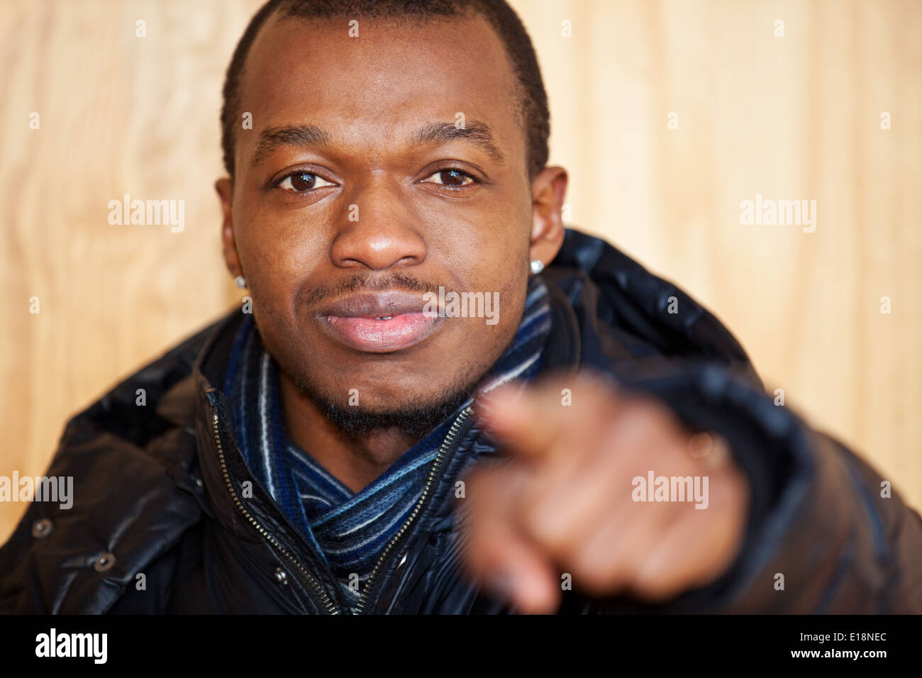 Ragazzo nero punti con il dito Foto Stock