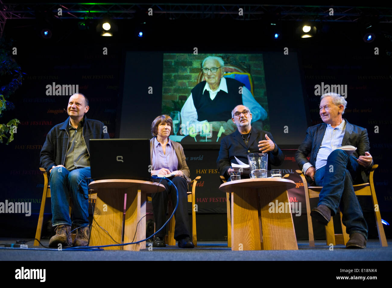 Barbara Winton in occasione del lancio del suo libro sulla vita di suo padre di Sir Nicholas Winton a Hay Festival 2014 (l-r) Philippe Sands, Barbara Winton, Alan Yentob & Simon Schama ©Jeff Morgan Foto Stock