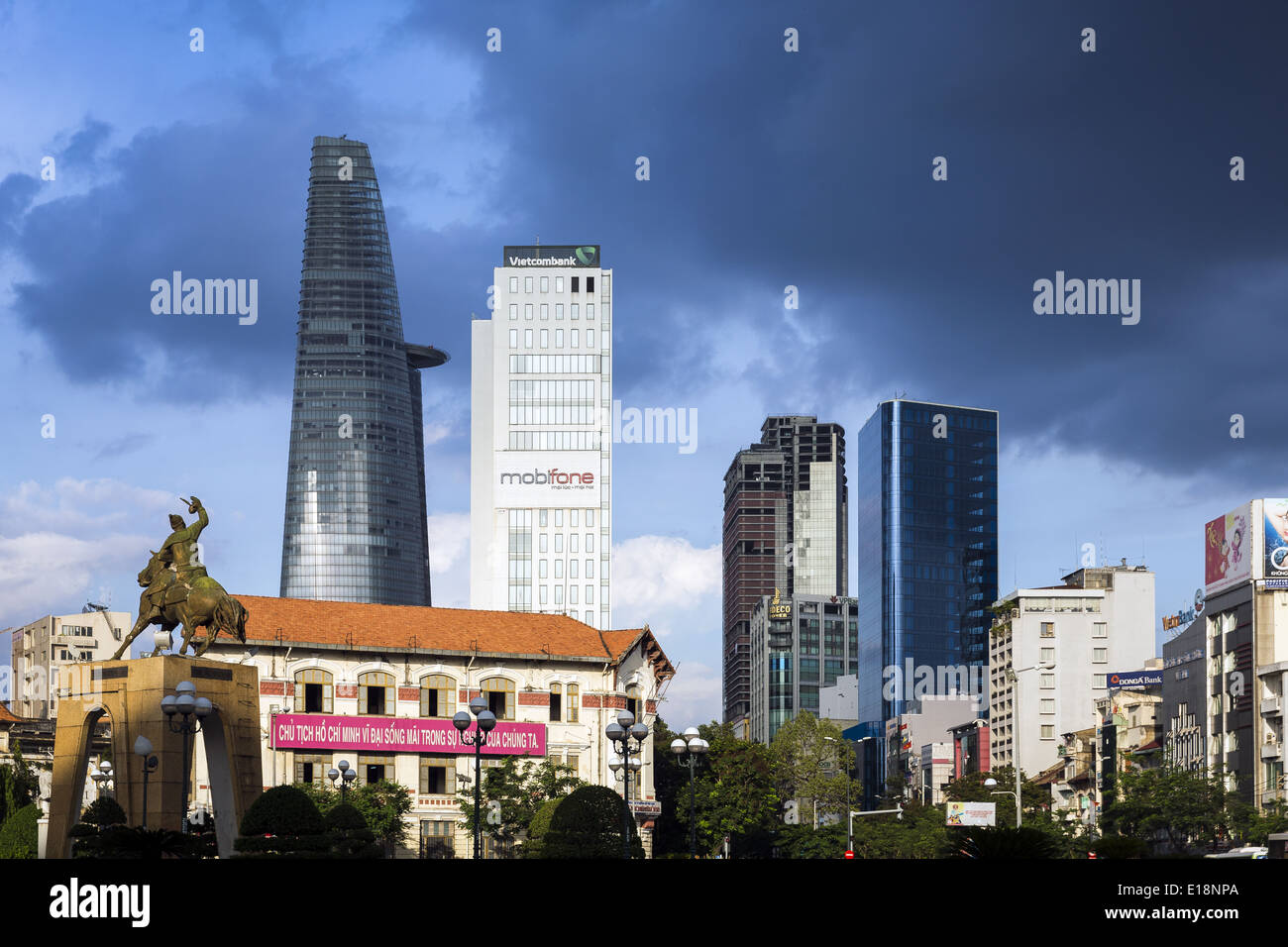 Vista dalla rotonda Quach Thi Trang di alcuni degli edifici più alti di Ho Chi Minh City Foto Stock