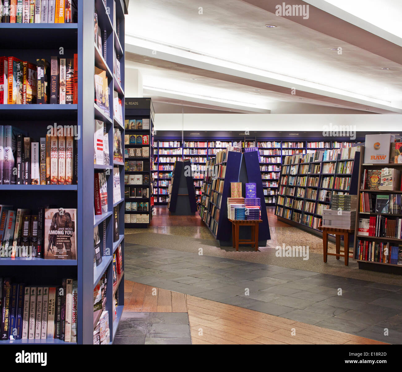 Kinokuniya Bookstore, Orchard Road, Singapore, Singapore. Architetto: Kay Ngee Tan architetti, 2014. Prenota scaffali espositori. Foto Stock