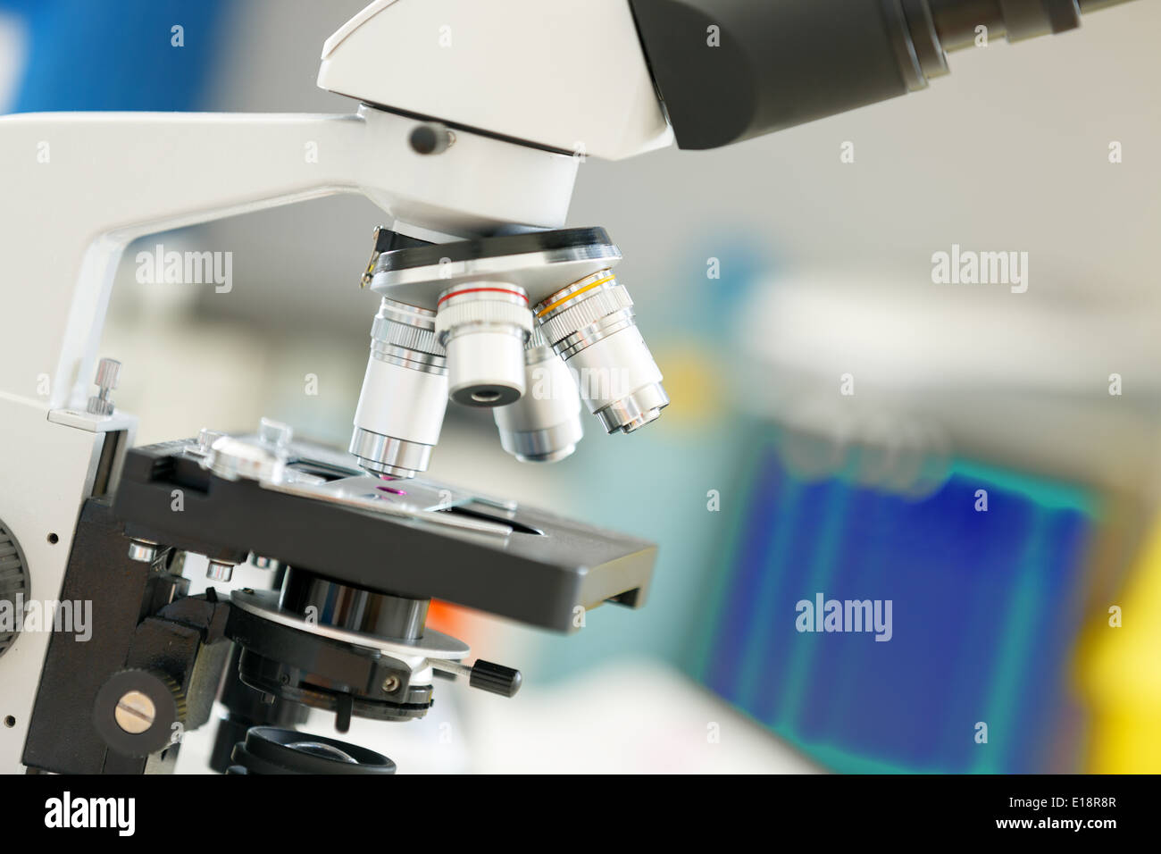Laboratorio di analisi mediche microscopio Foto Stock