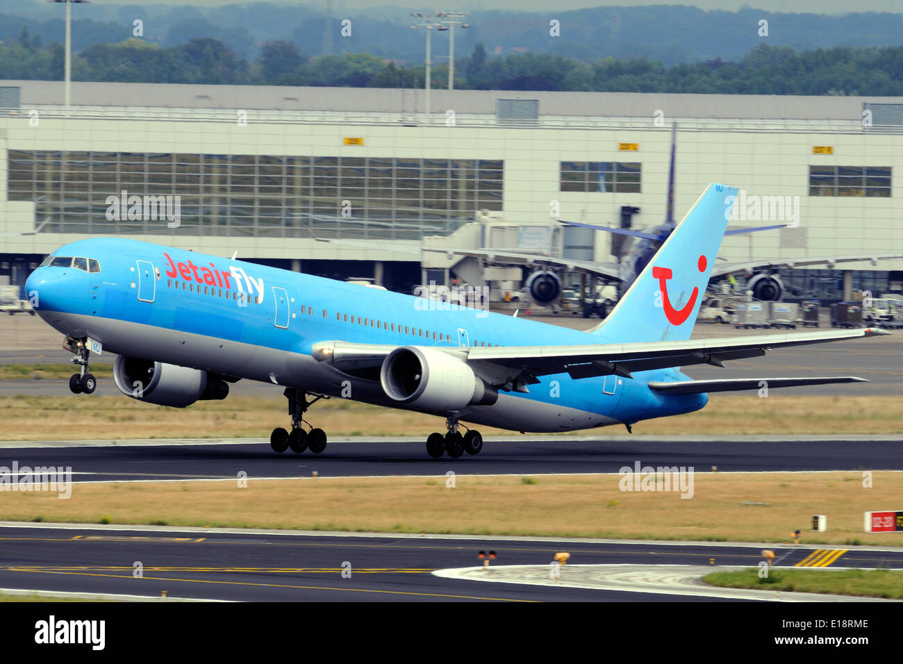 Un Boeing 767-300 passeggeri aerei della compagnia aerea belga Jetairfly è uscire dall aeroporto di Bruxelles-Zaventem. Foto Stock