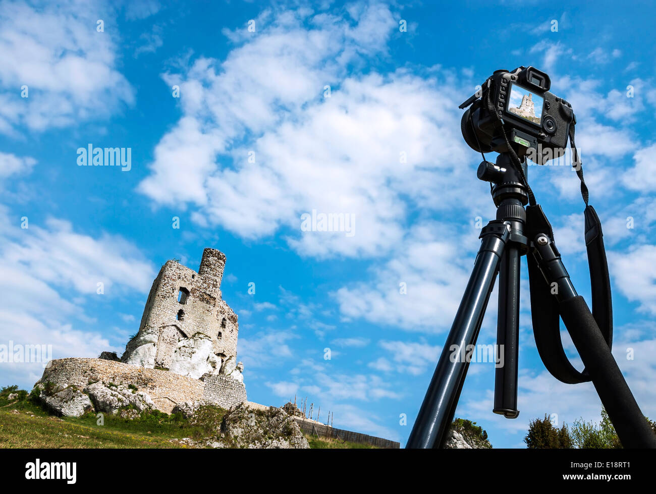 Rendendo cartolina, fotocamera su treppiede prende le immagini di paesaggio estivo con castello. Foto Stock