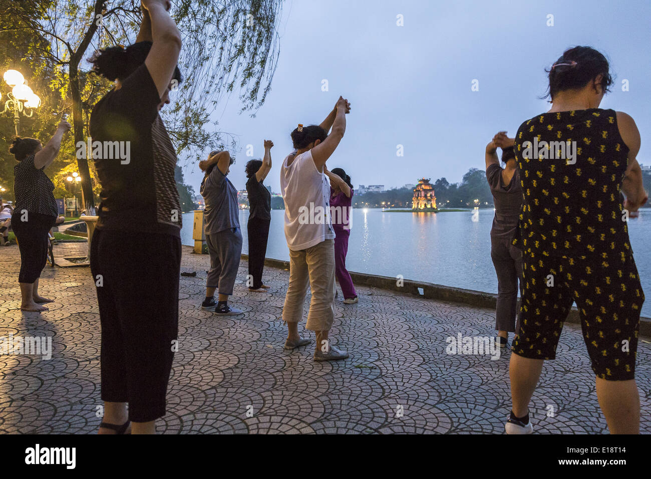 Un gruppo di donne che esercitano accanto al lago Hoan Kiem Foto Stock