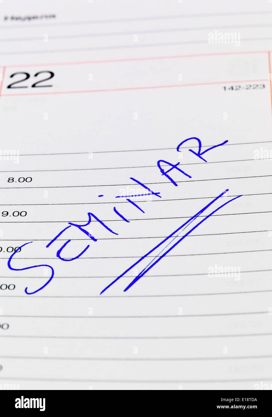 Ein Termin ist in einem Kalender eingetragen: seminario Foto Stock