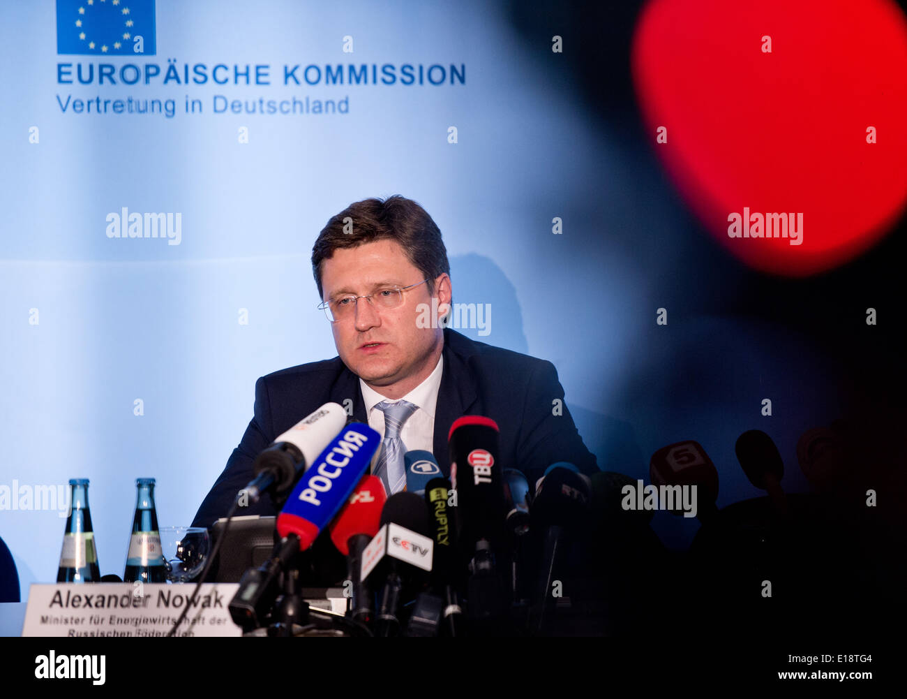 Berlino, Germania. 26 Maggio, 2014. Energia russo il Ministro Alexander Novak parla durante una conferenza stampa a seguito di una riunione svoltasi a Berlino (Germania), 26 maggio 2014. La riunione è stata interessata con il russo di erogazione di gas in Ucraina e i pagamenti in sospeso. Foto: Bernd von Jutrczenka/dpa/Alamy Live News Foto Stock