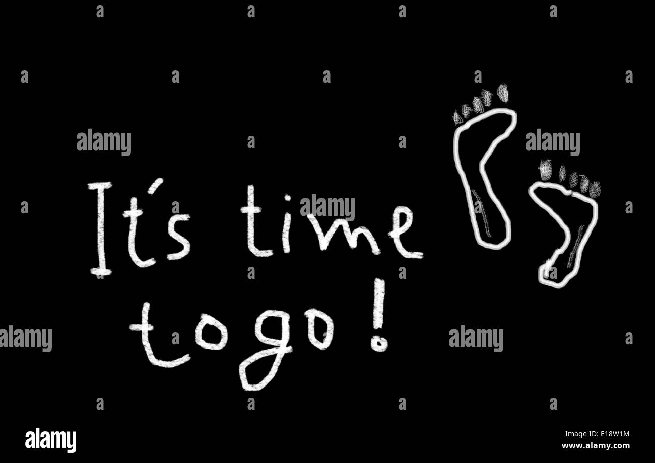 È tempo di andare! La scrittura a mano di footprint e parole sulla lavagna Foto Stock