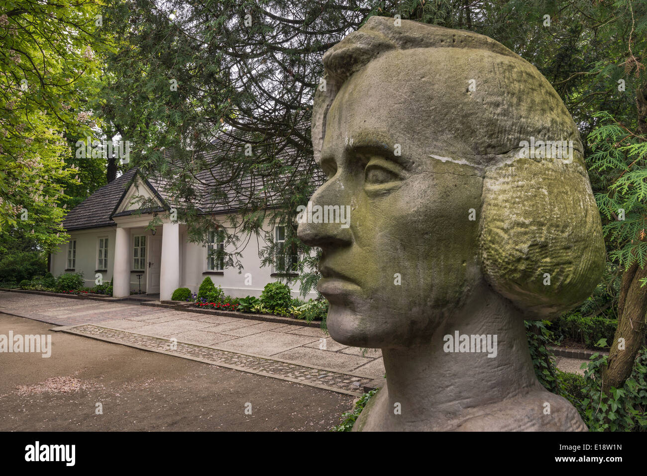 Frederic Chopin busto di pietra arenaria di Stanislaw Sikora presso Chopin Museum di Zelazowa Wola, Mazovia, Polonia Foto Stock