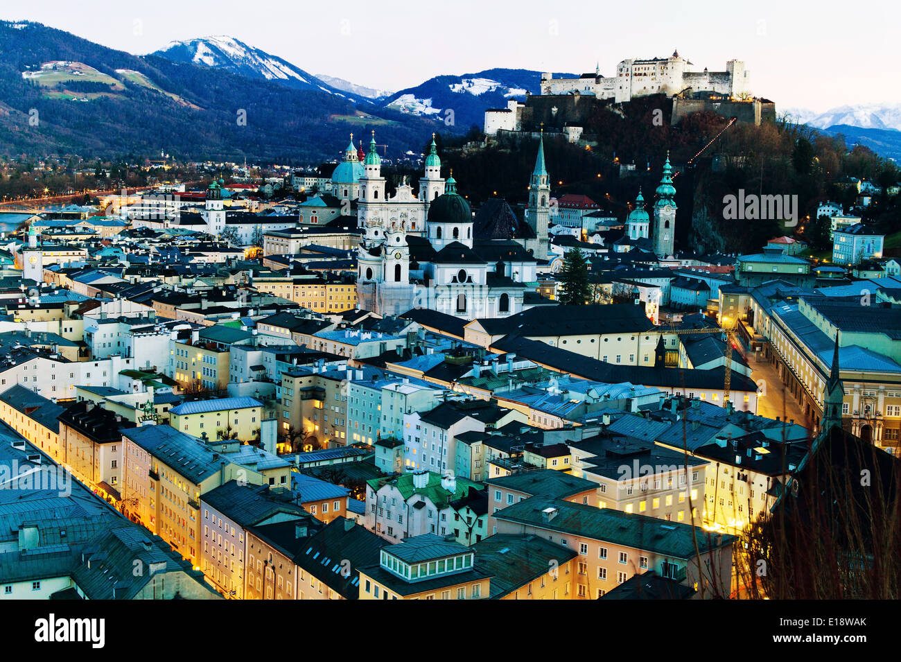 Eine Stadt Ansicht der Stadt Salzburg in Österreich.. Altstadt und Festung Hohensalzburg Foto Stock