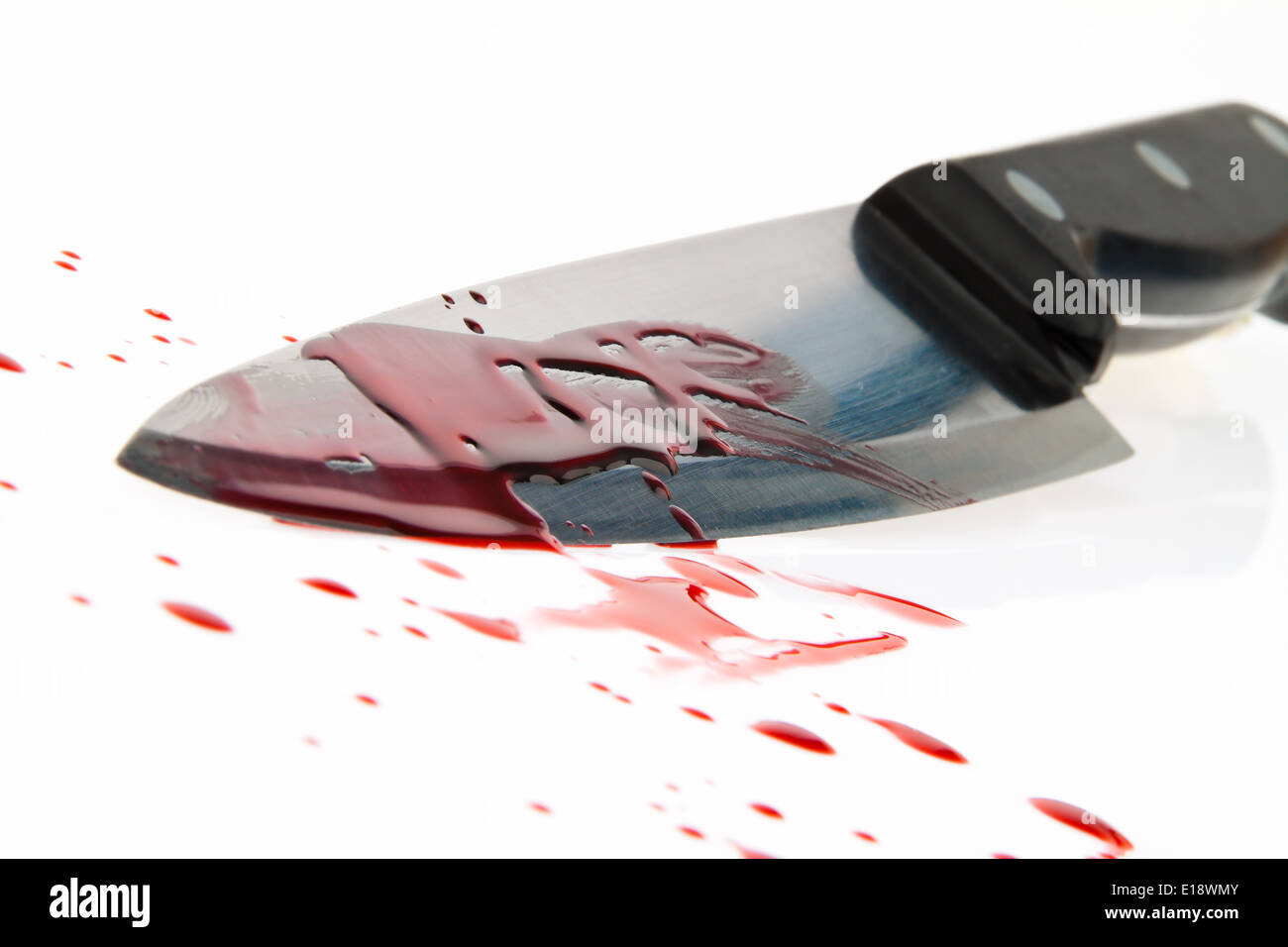 Ein Messer mit Blut verschmiert. Tatwaffe eines Mordes. Symbolfoto Kriminalit‰t Foto Stock