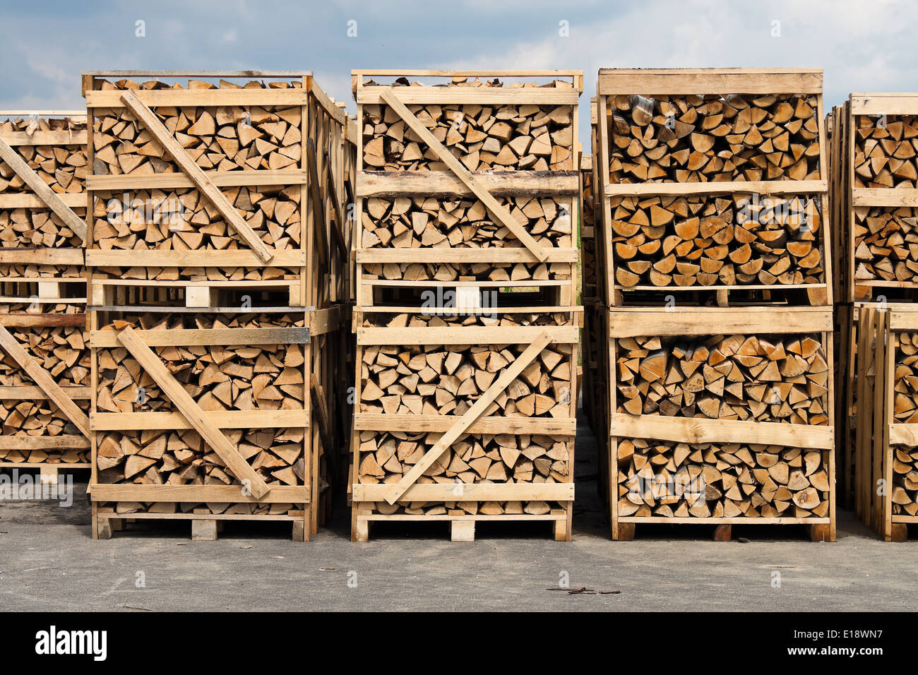 Ein grosser Holz Stapel f'r Brennholz. Auf Paletten verpackt Foto Stock