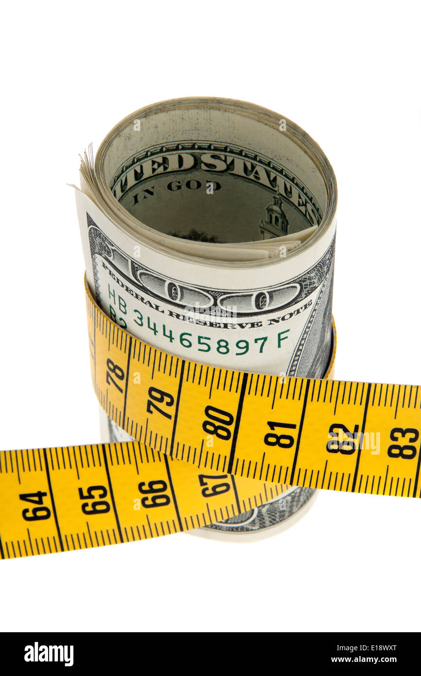 Ein Sparpaket Symbolbild mit Dollar Geldschein und Massband Foto Stock