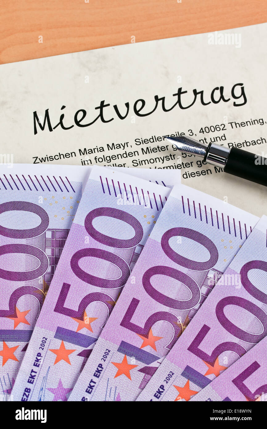 Viele Euro Geldscheine und Mietvertrag in deutscher Sprache Foto Stock