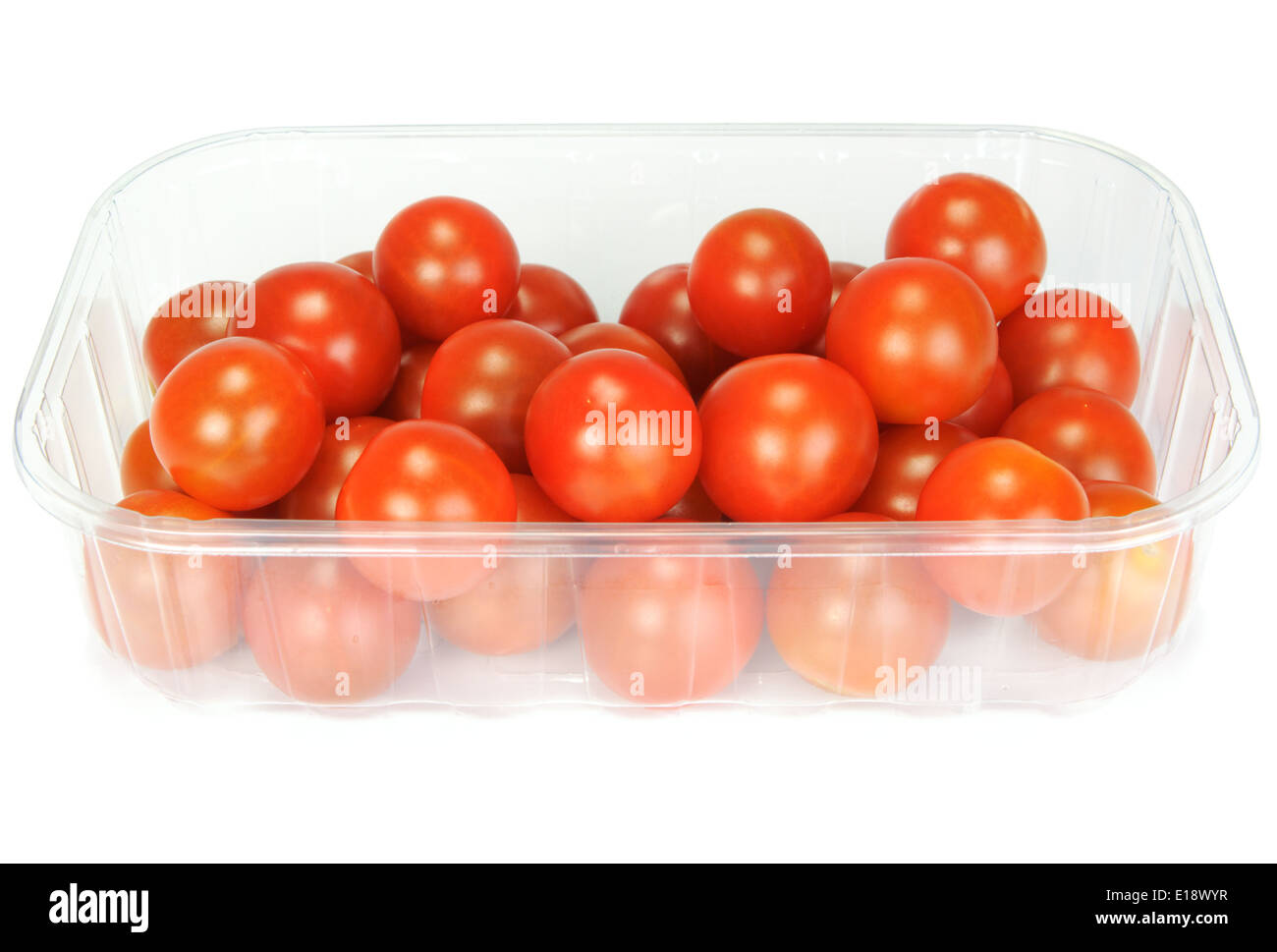 Pomodori ciliegia in un contenitore in plastica su sfondo bianco Foto Stock