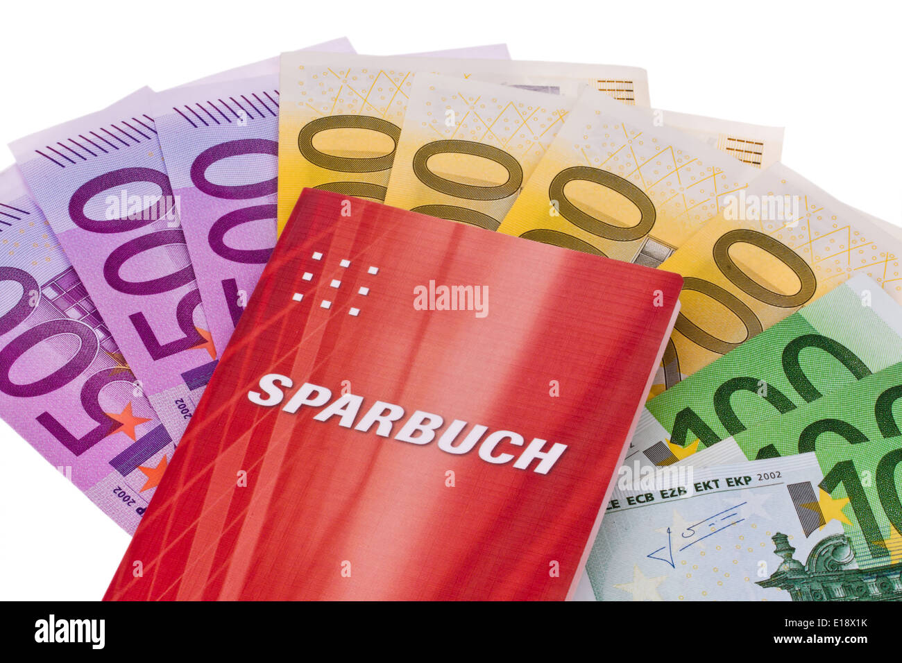 Viele Euro Geldscheine und Sparbuch. Vor weiflem Hintergrund Foto Stock