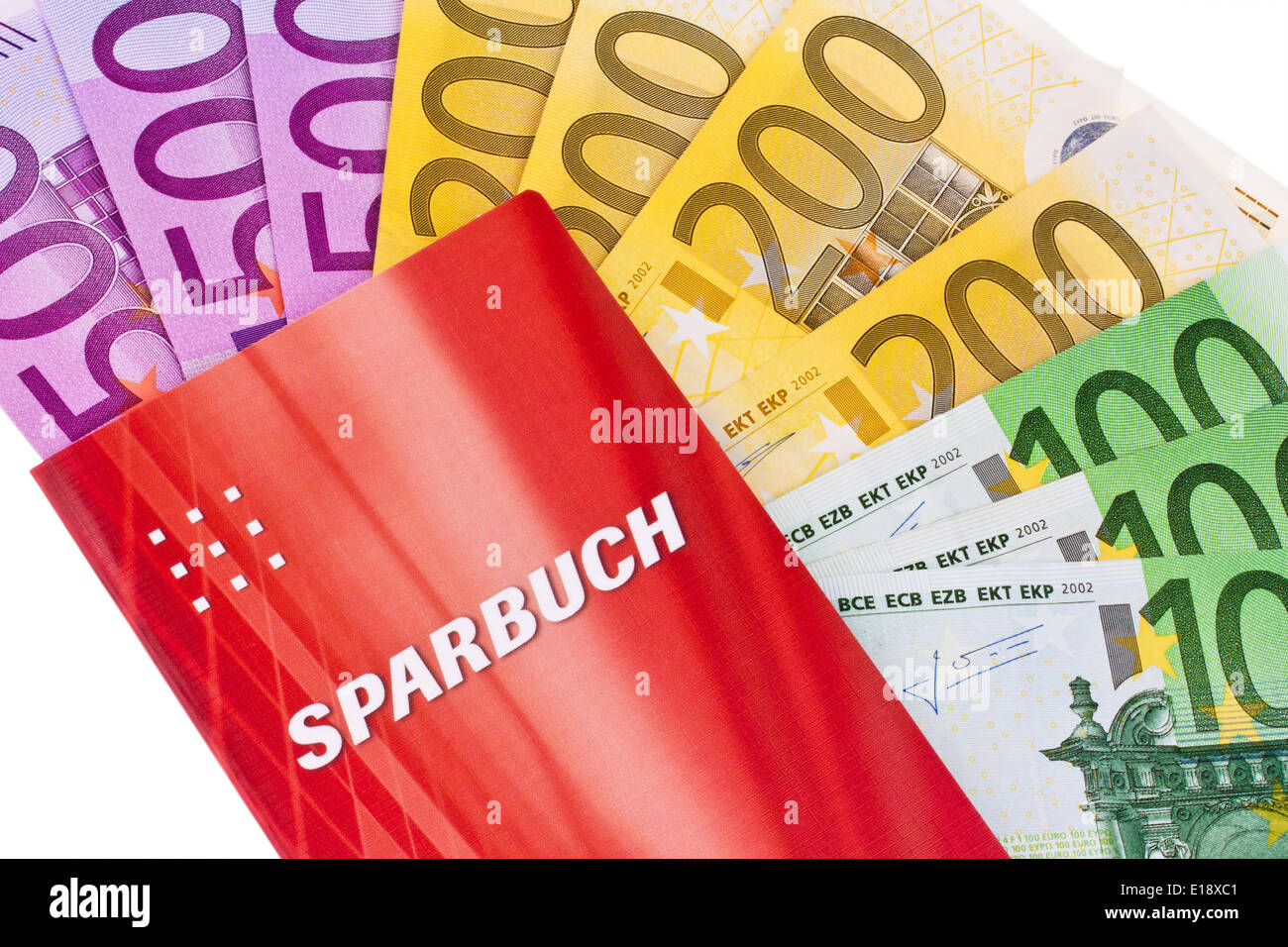 Viele Euro Geldscheine und Sparbuch. Vor weissem Hintergrund Foto Stock
