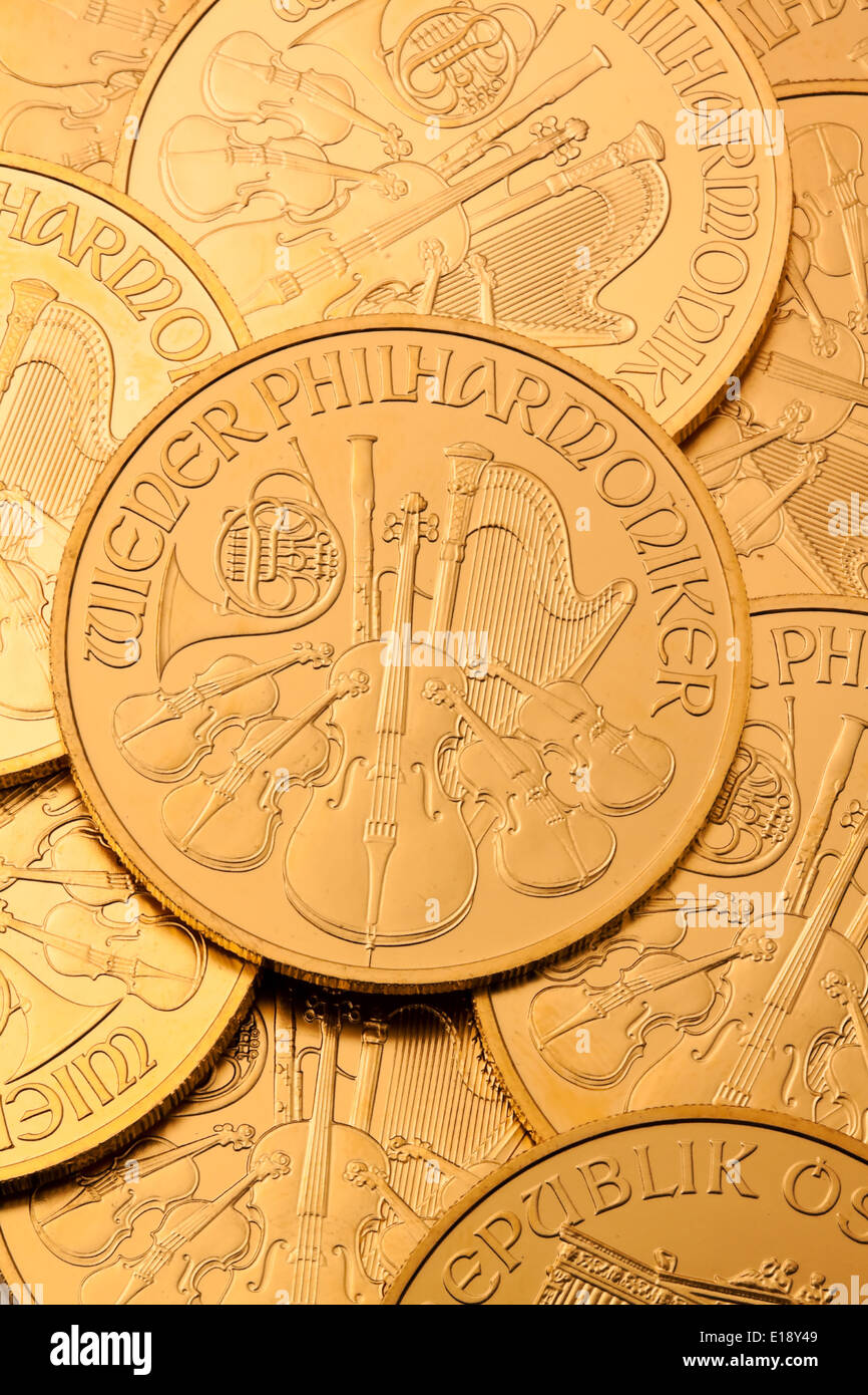 Geldanlage in echtem Gold als Goldbarren und Goldmuenzen Foto Stock