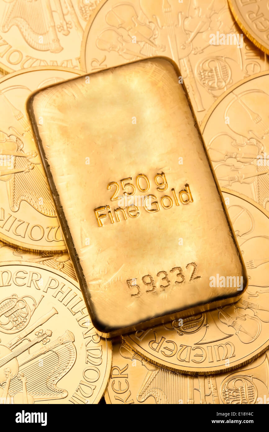 Geldanlage in echtem Gold als Goldbarren und Goldmuenzen Foto Stock