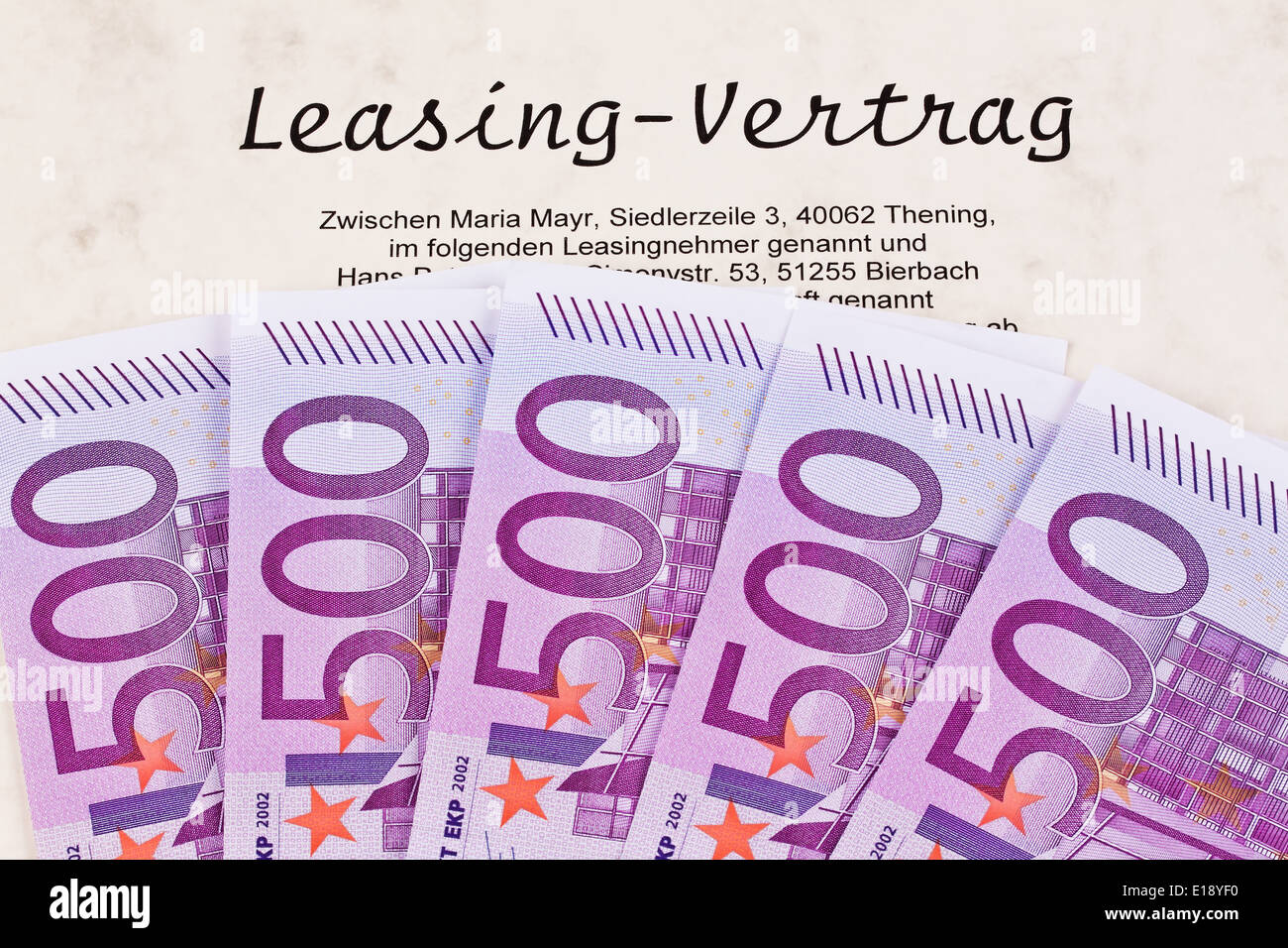 Viele Euro Geldscheine und Leasing Vertrag in deutscher Sprache Foto Stock