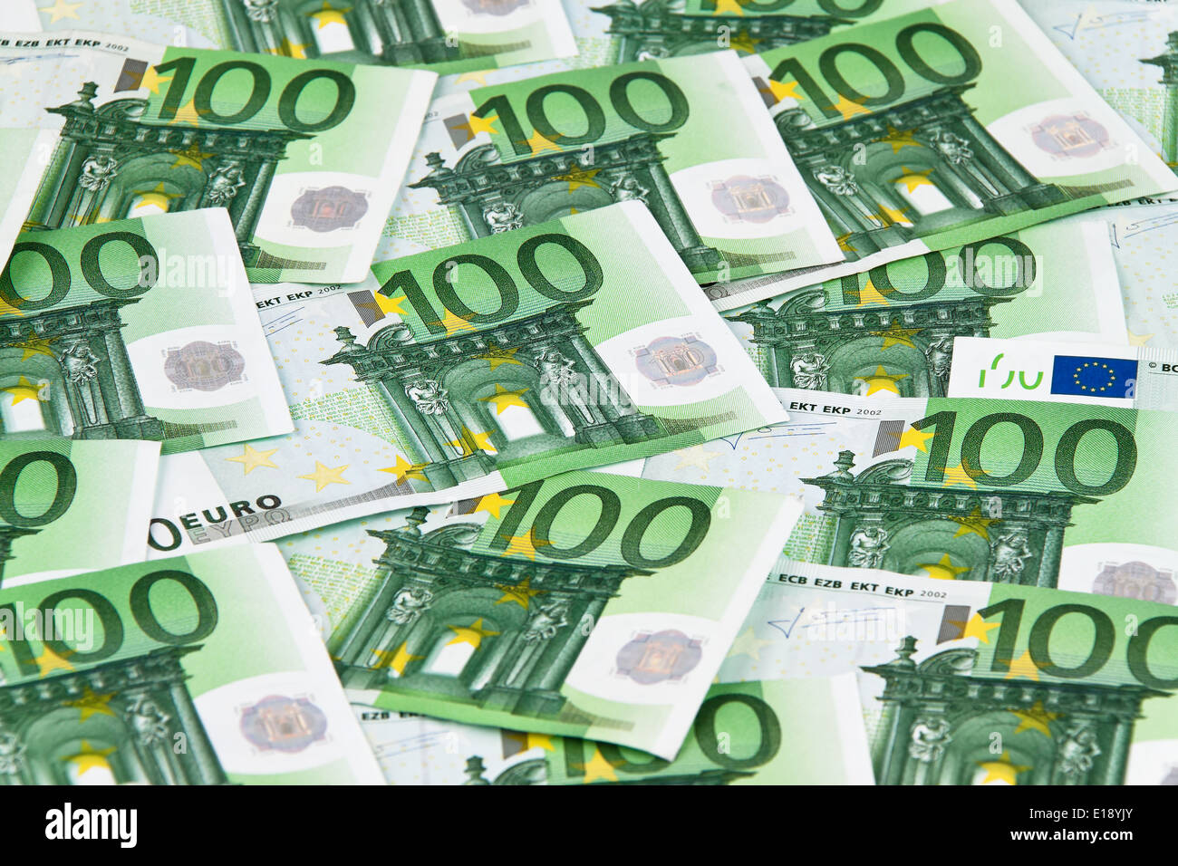 Viele gr'ne hundert Euro Geldscheine liegen nebeneinander Foto Stock