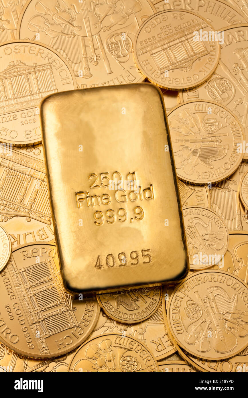 Geldanlage in echtem Gold als Goldbarren und Goldm nzen' Foto Stock