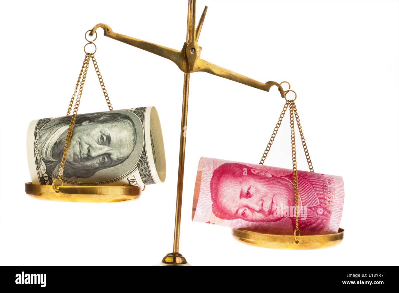 Dollaro amerikanische und chinesische Yuan W‰hrungen auf einer Waage Foto Stock